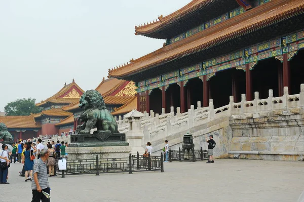 中国北京 2012年6月8日 大批居民和游客参观故宫建筑群 紫禁城 — 图库照片