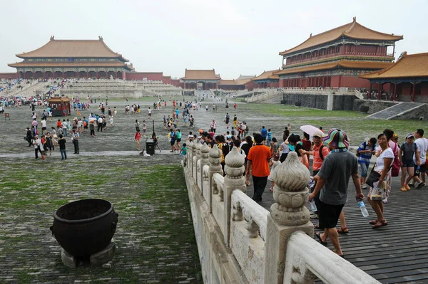 베이징 2012 인사들과 관광객들이 궁전의 건물들이 지역을 대대적으로 — 스톡 사진