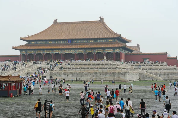 베이징 2012 인사들과 관광객들이 궁전의 건물들이 지역을 대대적으로 — 스톡 사진