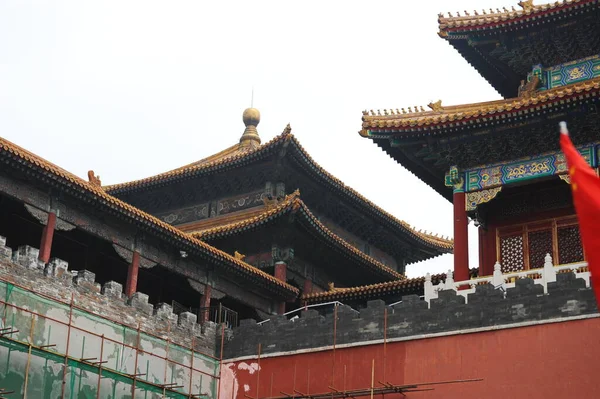 中国北京 2012年6月8日 一座古宫建筑群 内有雕刻的石墙和台阶 游客可以参观 — 图库照片