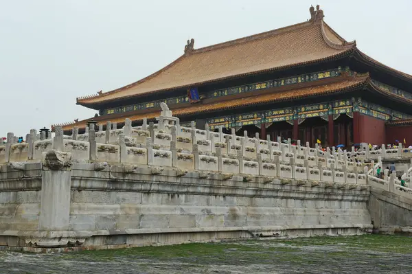 2012 観光客が訪問されている禁止都市の彫刻石柵や階段を持つ古代宮殿複合体 — ストック写真