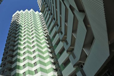 Almaty / Kazakistan - 09.10.2012: Konut binası cephesi boyunca açık yeşil çizgilerin derecelendirilmesi. Aşağıdan yukarıya doğru manzara