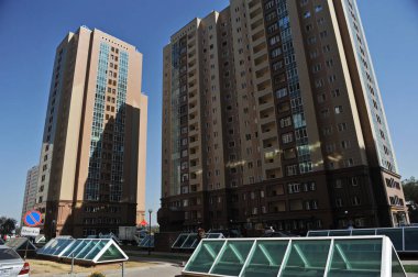 Almaty / Kazakistan - 09.10.2012: Yolları ve cam binaların altındaki kompartımanları olan bir yerleşim bölgesi.