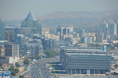 Almaty / Kazakistan - 09.10.2012: İkamet, ticaret ve ofis binaları boyunca şehrin merkez caddelerinden biri. Şehir görünümü.