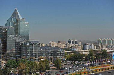 Almaty / Kazakistan - 09.10.2012: İkamet, ticaret ve ofis binaları boyunca şehrin merkez caddelerinden biri. Şehir görünümü.