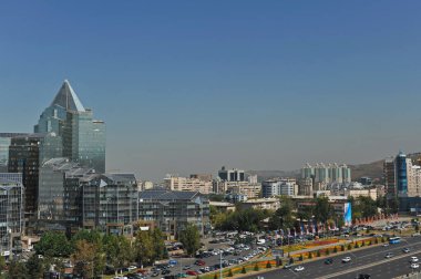 Almaty / Kazakistan - 09.10.2012: İkamet, ticaret ve ofis binaları boyunca şehrin merkez caddelerinden biri. Şehir görünümü.