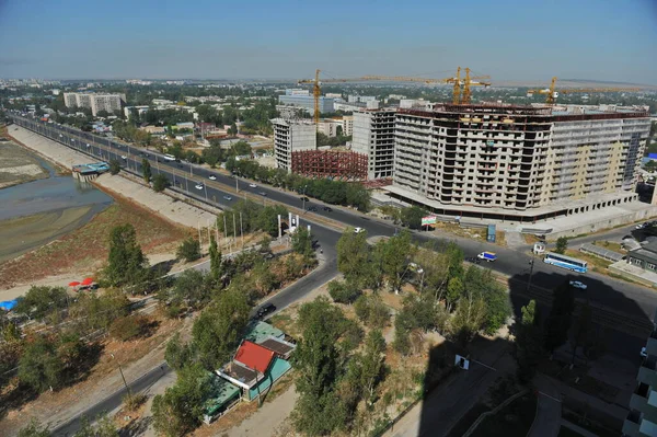 Almaty Kazachstan 2012 Zicht Het Gebouw Aanbouw Langs Drukke Kruising — Stockfoto