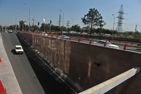 Almaty Kazajstán 2012 Entrada Parte Inferior Del Cruce Carreteras Reflejo — Foto de Stock