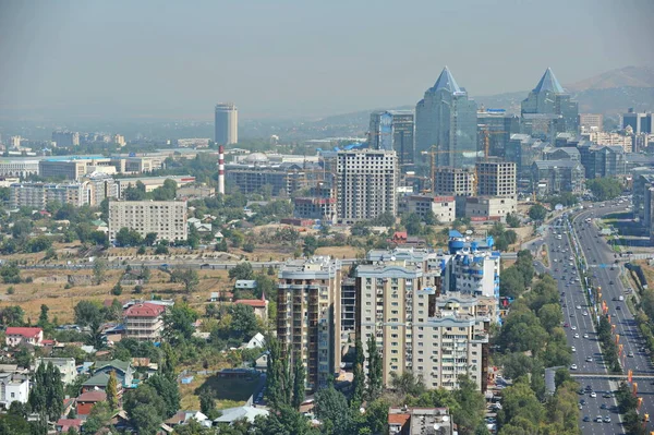 Almaty Kazakhstan 2012 주거용 상업용 사무용 건물을 도시의 도로중 — 스톡 사진