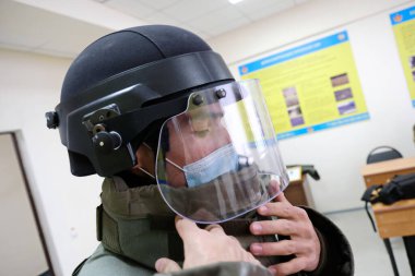 Almaty / Kazakistan - 11.20.2020: Bir asker koruyucu giysi giyer. Barış gücü müfrezesi arasındaki tatbikatlar.