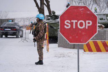 Almaty / Kazakistan - 11.20.2020: Askerler arabayı kontrol ediyor. Karlı havada barış gücü tatbikatları yapılıyor..