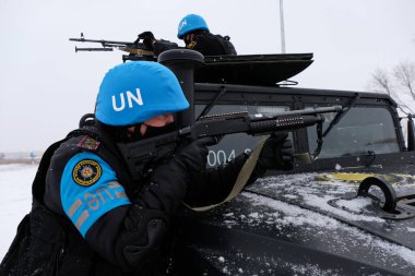 Almaty / Kazakistan - 11.20.2020: Askeri araçlar ve ekipmanlarda silahlı askerler. Kar yağışı sırasında barış güçlerinin tatbikatları.