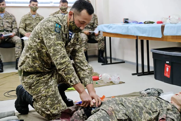 Almaty Kazachstan 2020 Een Soldaat Toont Een Etalagepop Acties Tijdens — Stockfoto