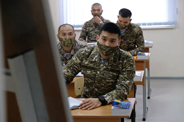 Almaty Kazakhstan 2020 Des Soldats Regardent Conférencier Conseil Administration Exercices — Photo