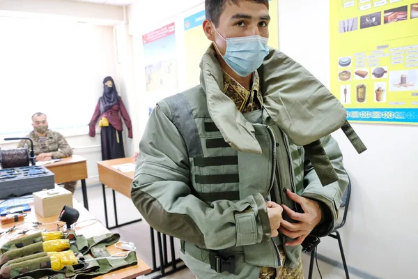 Almaty Kazachstán 2020 Voják Obléká Sapérský Ochranný Oblek Cvičení Mezi — Stock fotografie