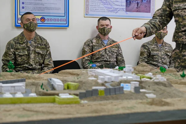 Almaty Kazakhstan 2020 Les Soldats Écoutent Explication Instructeur Sur Les — Photo