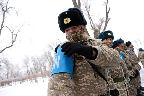 Almaty Kazajstán 2020 Soldado Ajusta Brazalete Con Signo Las Fuerzas — Foto de Stock