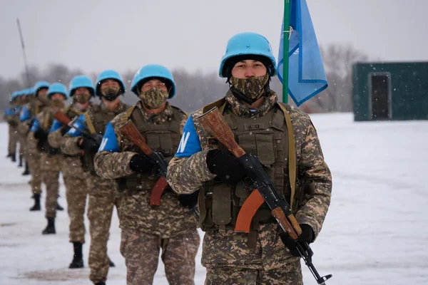 Almaty Kazajstán 2020 Pelotón Soldados Con Armas Sus Manos Están — Foto de Stock