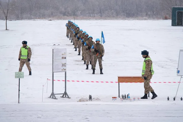 Almaty Kazajstán 2020 Pelotón Soldados Instructores Está Pie Campo Abierto — Foto de Stock
