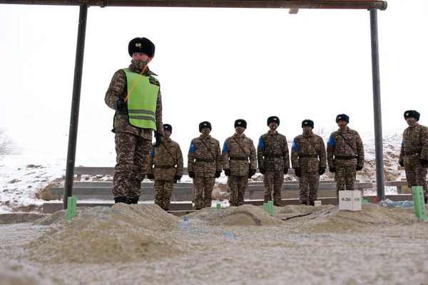 Almaty Kazakhstan 2020 Εκπαιδευτής Δείχνει Στους Στρατιώτες Θέση Των Ειρηνευτικών — Φωτογραφία Αρχείου