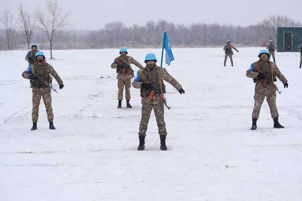 Almaty Kazajstán 2020 Pelotón Soldados Instructores Está Pie Campo Abierto — Foto de Stock