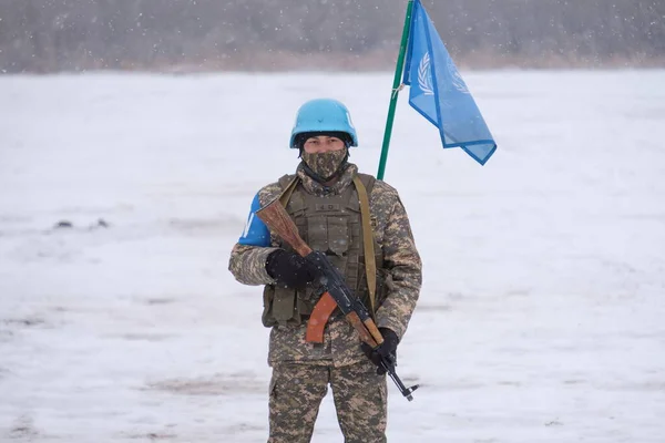 Almaty Kazakistan 2020 Bayrağı Taşıyan Bir Asker Karlı Havalarda Yapılan — Stok fotoğraf