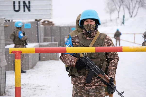 Almaty Kazakistan 2020 Bariyerin Arkasında Askerler Duruyor Kar Yağışı Sırasında — Stok fotoğraf