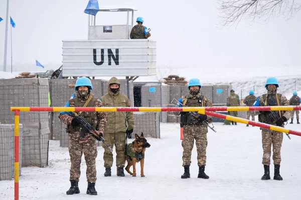 Almaty Kazajstán 2020 Soldados Detrás Barrera Ejercicios Las Fuerzas Mantenimiento — Foto de Stock