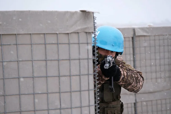 Almaty Kazajstán 2020 Soldado Las Fuerzas Paz Sostiene Objeto Punta — Foto de Stock