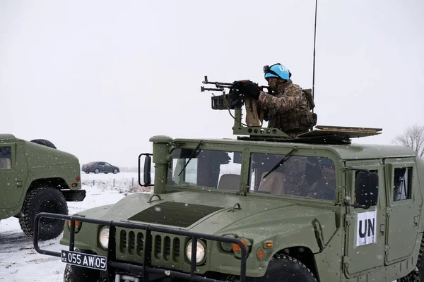 Almaty Kazajstán 2020 Soldado Las Fuerzas Paz Sostiene Objeto Punta — Foto de Stock
