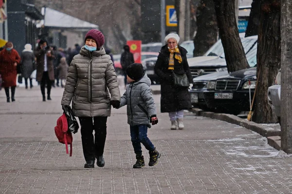 Almaty Kazakistan 2020 Una Donna Anziana Maschera Guida Bambino Piccolo Foto Stock