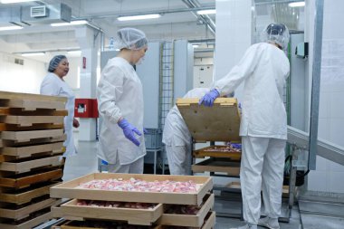 Şymkent, Kazakistan - 03.12.2020: Rakhat şekerleme fabrikası. Çalışanlar marmelat paketleme şekeri işindeler..