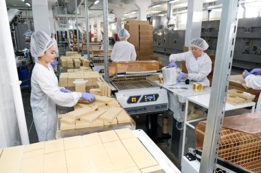 Şymkent, Kazakistan - 03.12.2020: Rakhat şekerleme fabrikası. Waffle tatlısı paketi.