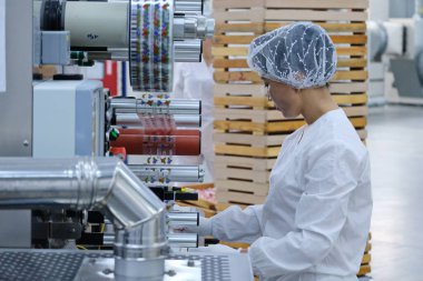 Şymkent, Kazakistan - 03.12.2020: Ürünler için paket bandı. Rakhat Şekerleme Fabrikası.