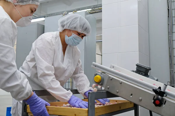 Shymkent カザフスタン 2020 ラカット菓子工場 従業員はマーマレードキャンディーの包装に従事しています — ストック写真