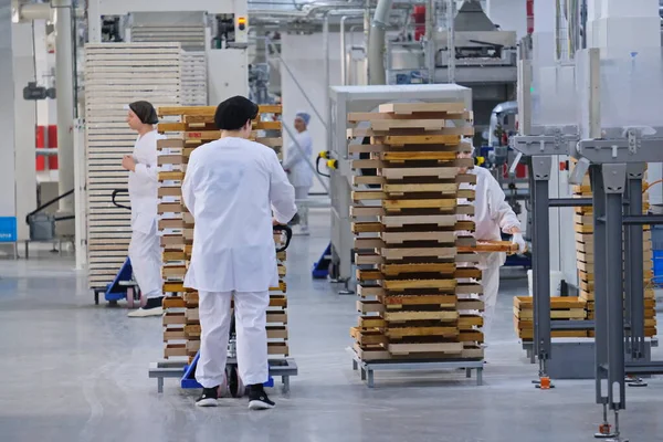 Şymkent, Kazakistan - 03.12.2020: Rakhat şekerleme fabrikası. Tahta paletlerdeki malzemelerin teslimatı..