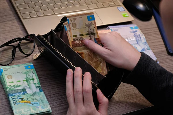 Almaty Kasachstan 2020 Eine Person Steckt Kasachische Tenge Ein Portemonnaie — Stockfoto