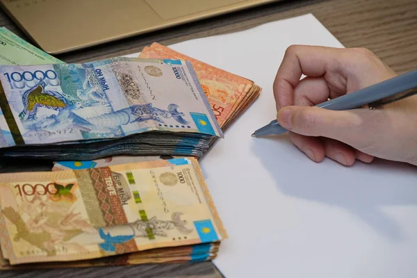 Almaty Kazajstán 2020 Hombre Con Bolígrafo Papel Una Pila Billetes — Foto de Stock
