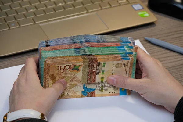 Almaty Kasachstan 2020 Eine Person Hält Einen Stapel Banknoten Verschiedener — Stockfoto