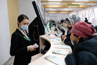 Almaty, Kazakistan - 12.03.2020: Emeklilik Fonu ziyaretçileri referans bölümünün müdürüne danıştı.