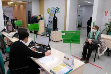 Almaty, Kazakistan - 12.03.2020: Emeklilik Fonu ziyaretçileri binanın lobisinde sıra bekliyor.