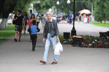 Petropavlovsk, Kazakistan - 08.08.2013: Halk şehir meydanı boyunca yürüyor