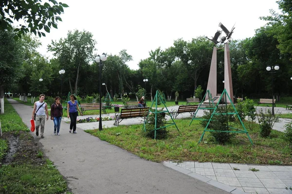 Petropavlovsk Cazaquistão 2013 Pessoas Passam Por Parque Cidade Com Monumento — Fotografia de Stock