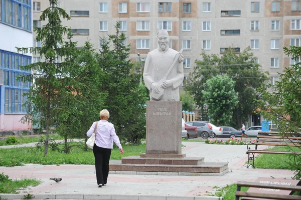 Petropavlovsk Kazajstán 2013 Una Mujer Pasa Por Monumento Poeta Compositor —  Fotos de Stock