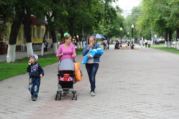 カザフスタンのペトロパブロフスク 2013 人々は市の広場に沿って歩く — ストック写真