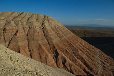Almaty, Kazakistan - 06.24.2013: Altyn Emel Parkı 'nda parlak renk geçişi olan kayalık bir kum tepesi