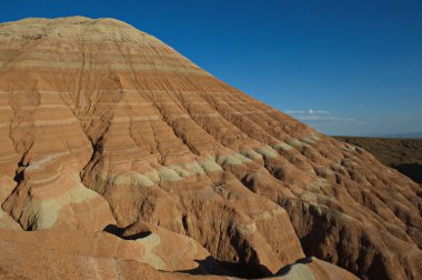 Almaty, Kazakistan - 06.24.2013: Altyn Emel Parkı 'nda parlak renk geçişi olan kayalık bir kum tepesi