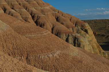 Almaty, Kazakistan - 06.24.2013: Altyn Emel Parkı 'nda parlak renk geçişi olan kayalık bir kum tepesi