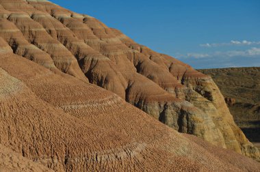 Almaty, Kazakistan - 06.24.2013: Altyn Emel Parkı 'nda parlak renk geçişi olan kayalık bir kum tepesi