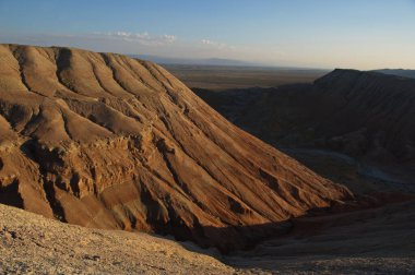 Almaty, Kazakistan - 06.24.2013: Altyn Emel Parkı 'nda parlak renk geçişi olan kayalık bir kum tepesi